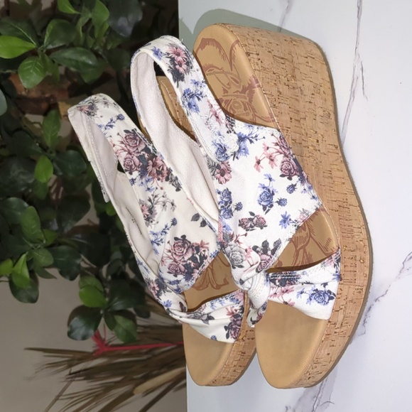 Blowfish Malibu Wedges - Picture 2 of 9